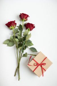 Rote Rosen mit Geschenk